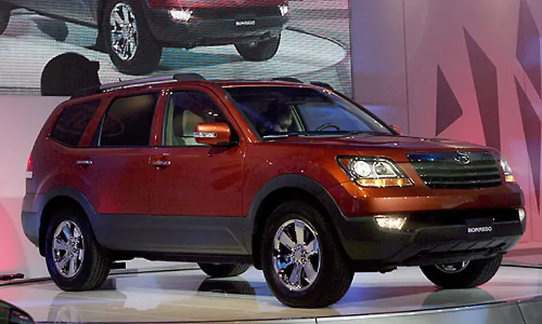 Kia-bringt-mit-dem-Borrego-seinen-drittes-SUV-auf-den-Markt-Fuer-den-US-Markt-haben-die-Koreaner-bei-den-Motoren-nicht-gespart-Es-gibt-einen-3-8-Liter-und-einen-4-6-Liter-V8-Motor-Es-sind-die-ersten-V8-Motoren-der-Koreaner