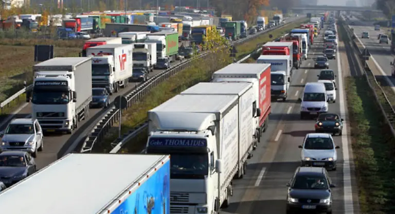 Der-Nano-duerfte-fuer-hiesige-Verkehrsverhaeltnisse-Proportionen-und-manchmal-Geschwindigkeiten-eher-ungeeignet-sein-Wir-haben-auf-diesem-Bild-einen-Nano-zwischen-zwei-Lkw-versteckt