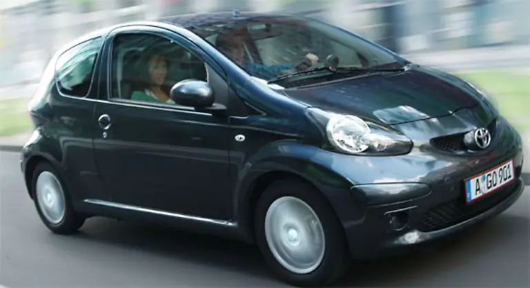 9-710-Euro-werden-schliesslich-fuer-den-Toyota-Aygo-faellig-Fuer-die-sparsame-Kundschaft-gibt-es-ausserdem-noch-seine-nahezu-baugleichen-Geschwister-Peugeot-107-und-Citroen-C1-sowie-den-ein-oder-anderen-Exoten