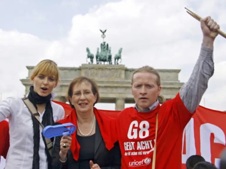 Sie-wohnt-mit-ihm-in-einer-grossen-Wohnung-in-Berlin