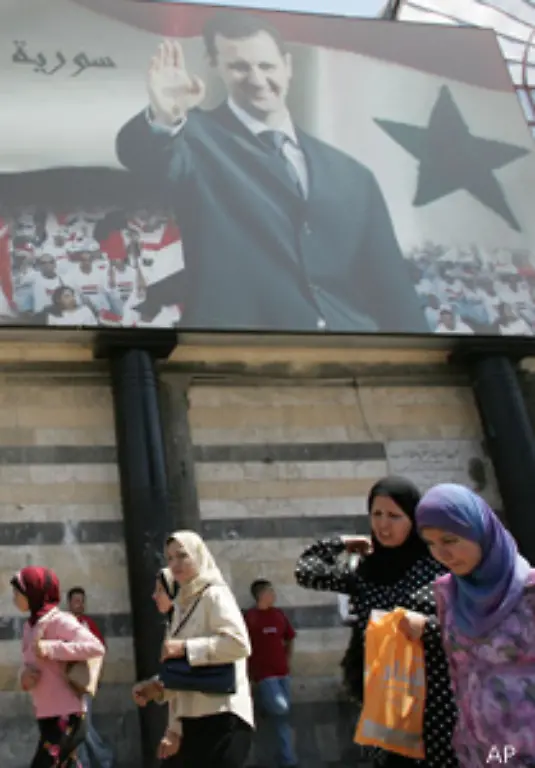 Die-Macht-liegt-jedoch-in-der-Hand-der-nur-rund-zwoelf-Prozent-starken-Bevoelkerungsgruppe-der-Alawiten-Sie-sind-eine-Religionsgemeinschaft-am-Rande-des-Islams