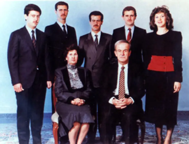Sein-eigentlich-als-Nachfolger-vorgesehener-aelterer-Bruder-Basil-hinten-2-von-links-war-1994-bei-einem-Autounfall-ums-Leben-gekommen