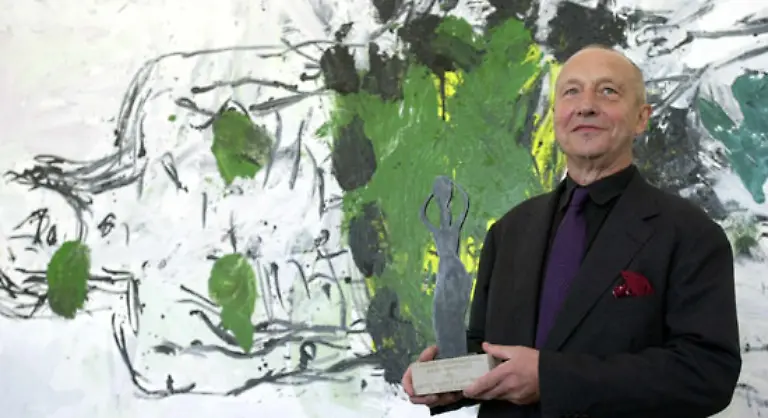 Gelegentlich-finden-sich-Finger-und-Fussabdruecke-auf-seinen-Bildern