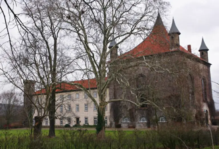 Spaeter-lebte-er-lange-in-Schloss-Derneburg-bei-Hildesheim-bis-er-an-den-Ammersee-nach-Oberbayern-zog