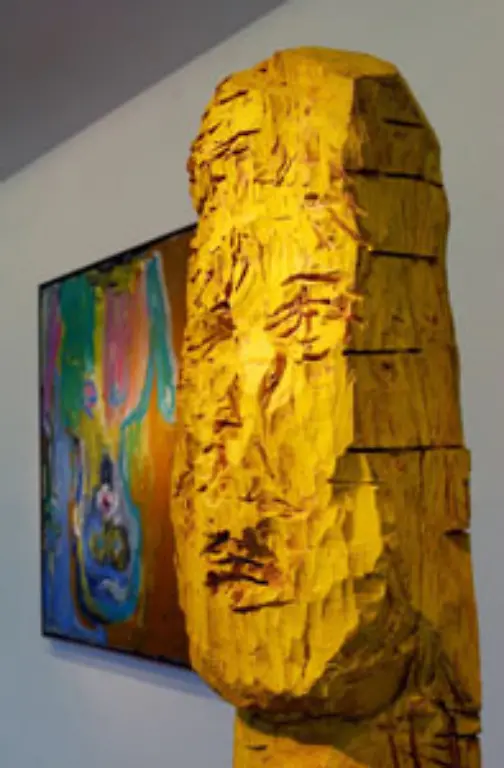 Ab-etwa-1980-entstehen-aus-Holzbloecken-kantig-gesaegte-Skulpturen