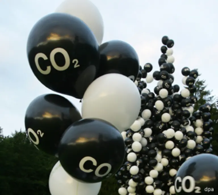 geht-dieser-in-Kohlendioxid-CO2-verwandelt-in-die-Atmosphaere-und-heizt-das-Klima-an