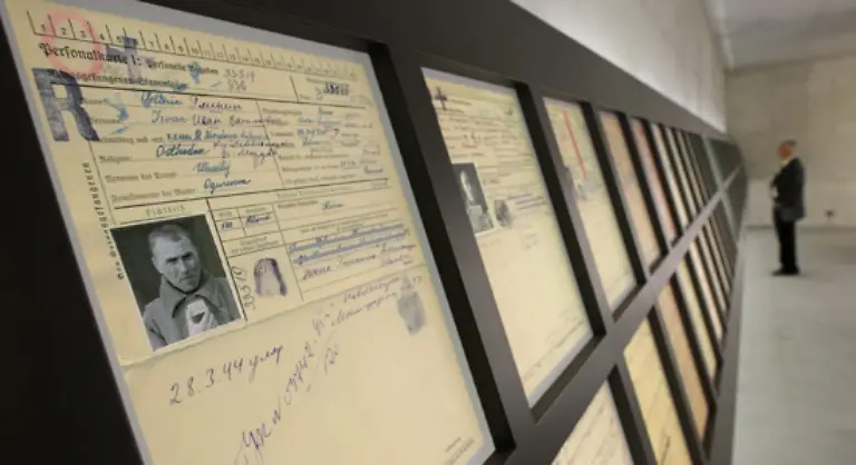 Im-Zwischengeschoss-des-unterirdischen-Bahnhofs-Potsdamer-Platz-wird-am-23-Januar-eine-Wanderausstellung-zur-Rolle-der-Deutschen-Reichsbahn-bei-den-Deportationen-von-drei-Millionen-Juden-Sinti-und-Roma-eroeffnet