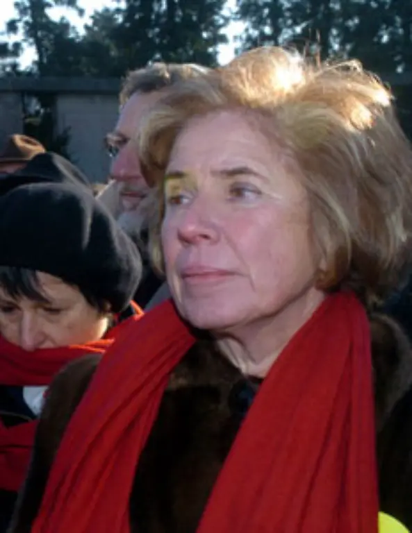 Die-deutsch-franzoesische-Journalistin-Beate-Klarsfeld-wollte-ihr-eigenes-Projekt-ueber-das-Schicksal-juedischer-Kinder-die-von-Frankreich-nach-Auschwitz-transportiert-wurden-in-deutschen-Bahnhoefen-zeigen