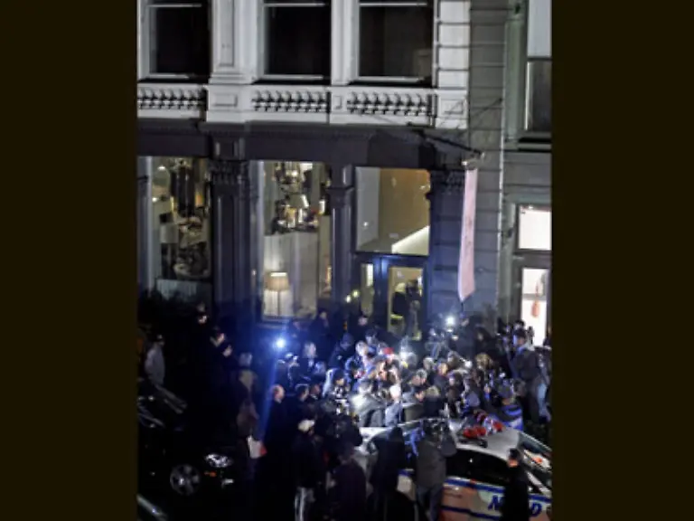 Mehrere-hundert-Menschen-versammelten-sich-rasch-nach-Bekanntwerden-von-Ledgers-Tod-vor-dem-luxurioesen-Loft-Wohnhaus-im-Stadtteil-SoHo