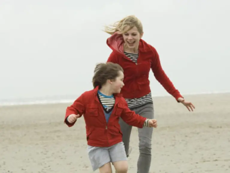 und-Mutter-seiner-kleinen-Tochter-Foto-Filmausschnitt