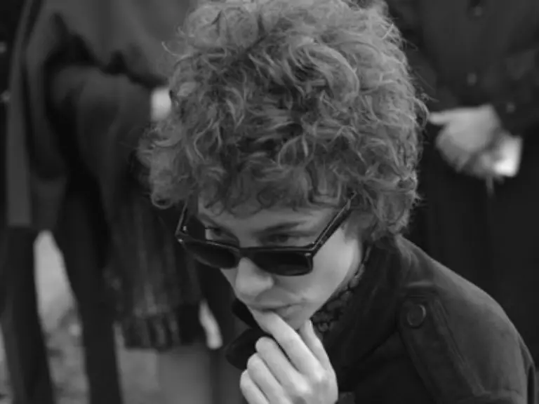 an-der-Seite-von-Cate-Blanchett-auf-der-Leinwand-zu-sehen