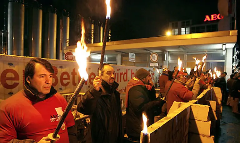 Im-Winter-2006-gab-der-Mutterkonzern-von-AEG-die-schwedische-Electrolux-das-Nuernberger-Werk-schliessen-zu-wollen-Die-Arbeitsplaetze-von-1700-Beschaeftigten-waren-in-Gefahr