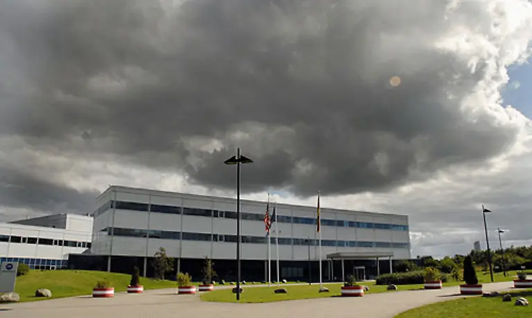 Im-Sommer-2007-gibt-Motorola-bekannt-die-Logistik-Abteilung-in-Flensburg-mit-700-Beschaeftigten-auslagern-zu-wollen-Die-Sparte-soll-bis-Sommer-2008-zu-dem-kanadischen-Logistiker-Cinram-nach-Aachen-verlegt-werden