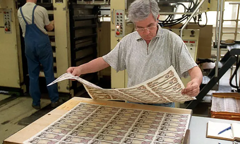 Giesecke-Devrient-stellt-Chipkarten-her-und-druckt-faelschungssichere-Geldscheine-Teile-der-Produktion-wurden-2006-vom-Standort-Tegernsee-in-die-Slowakei-verlagert