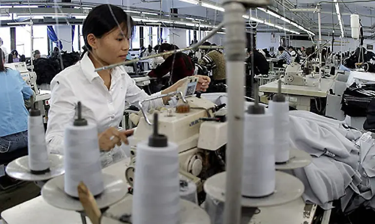 Ansonsten-wird-vornehmlich-in-Asien-produziert-2005-verlagerte-Adidas-einen-Teil-seiner-Produktion-von-China-nach-Indonesien-weil-die-EU-im-Streit-mit-China-Einfuhrquoten-fuer-Textilien-etablierte