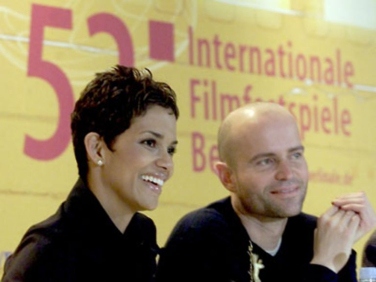 ... mit Halle Berry!
