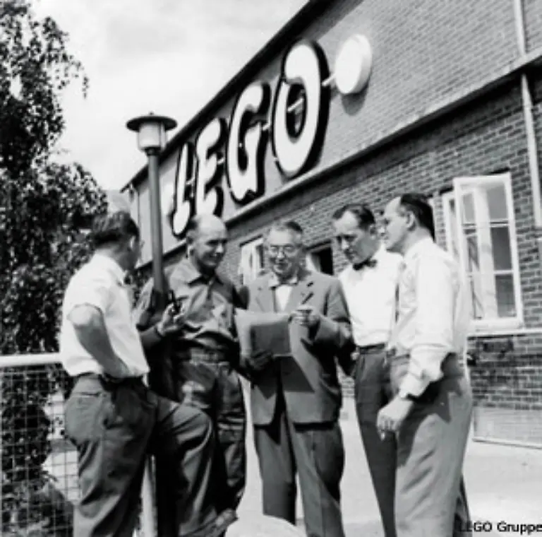 Vor-50-Jahren-am-28-Januar-1958-liess-sich-der-daenische-Tischlermeister-Ole-Kirk-Christiansen-hier-mit-seinen-Soehnen-aus-der-kleinen-Stadt-Billund-seine-Idee-in-Kopenhagen-patentieren