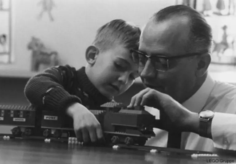 Seit-der-Patentierung-vor-50-Jahren-hat-sich-das-Prinzip-der-Legosteine-nicht-veraendert
