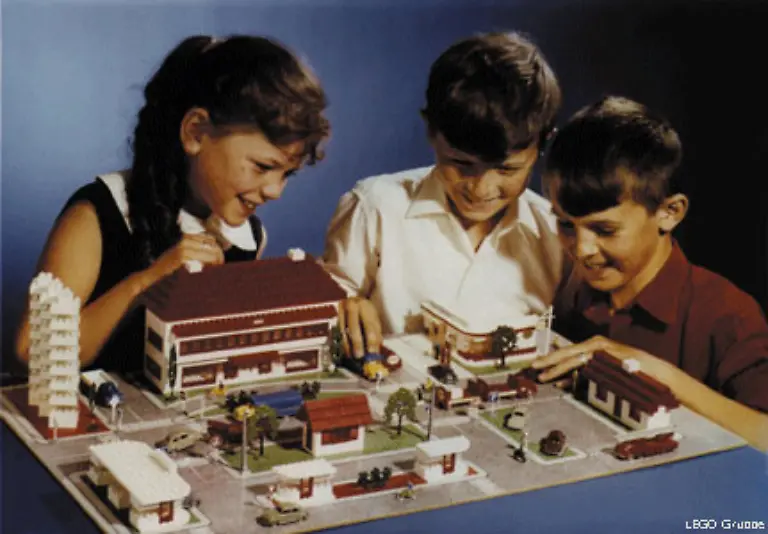 Wenn-ein-Kind-einen-Kasten-mit-Papas-30-Jahre-alten-Spielsteinen-findet-kann-es-die-Teile-sofort-mit-den-eigenen-verbauen