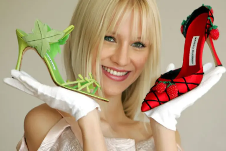 Sie-umgeben-sich-bewusst-mit-einer-verfuehrerischen-Ausstrahlung-heisse-Dessous-und-erotische-Accessoires-gehoeren-zum-selbstverstaendlichen-Waffenarsenal