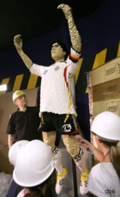 Dort-hat-man-dem-WM-Sommer-ein-Denkmal-gebaut-Beeindruckend-auch-wenn-Michael-Ballack-auf-dem-Platz-weniger-statisch-wirkt