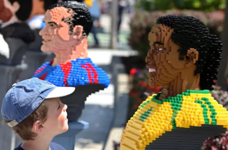 Im-Legoland-bei-Guenzburg-sind-auch-die-Fussballstars-Ronaldinho-und-Zinedine-Zidane-vertreten