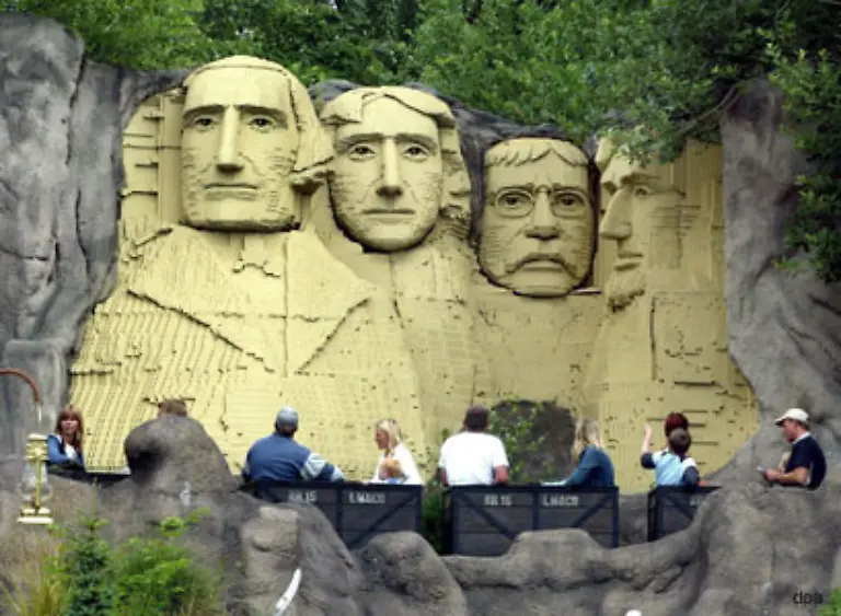 Das-internationale-Finale-soll-dann-im-Herbst-im-Legoland-in-Billund-ausgetragen-werden-Dabei-ist-die-Lego-Erfolgsgeschichte-schon-laengst-in-Steine-gegossen