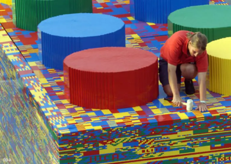 Der-groesste-Legostein-der-Welt-liegt-uebrigens-in-Deutschland-und-besteht-aus-einer-Million-Einzelsteine-Er-misst-6x3x2-Meter-und-wiegt-eine-Tonne