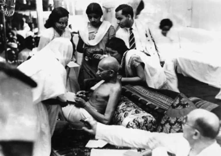 Gandhi-eine-der-praegendsten-Gestalten-der-indischen-Unabhaengigkeitsbewegung-der-Pazifist-und-Vertreter-eines-gewaltlosen-Widerstandes-wird-in-Neu-Delhi-Opfer-eines-hinduistischen-Fanatikers-Gandhi-1942-in-Bombay