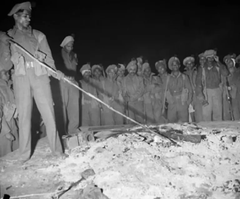 Seine-Asche-streng-bewacht-durch-Soldaten-133