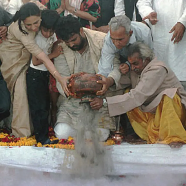 133-und-in-die-heiligen-Fluesse-Indiens-gestreut-auch-noch-Jahrzehnte-nach-Gandhis-Tod-Hier-bei-einer-Zeremonie-1997