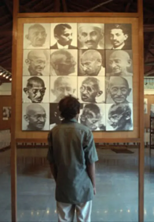 Bis-heute-ist-Gandhi-in-der-indischen-Gesellschaft-praesent-133