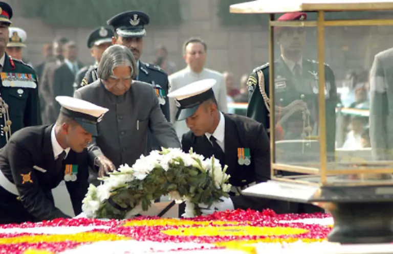Sein-Geburtstag-der-2-Oktober-ist-ein-indischer-Nationalfeiertag-Und-auch-seines-Todestages-wird-jaehrlich-gedacht-Hier-der-indische-Praesident-A-P-J-Abdul-Kalam-bei-einer-Zeremonie-2007