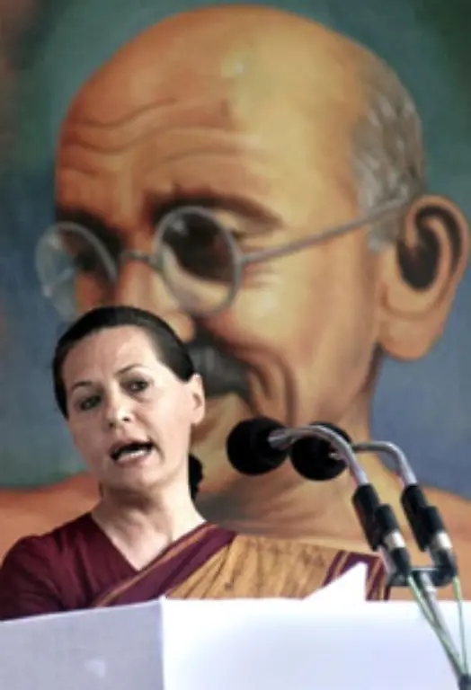 Auch-in-der-politischen-Landschaft-Indiens-ist-Gandhis-Einfluss-nach-wie-vor-zu-spueren-Die-Politikerin-Sonia-Gandhi-die-aber-nicht-mit-Mahatma-verwandt-ist