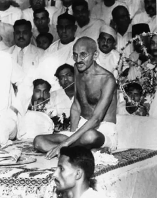 Der-Indische-Nationalkongress-den-Gandhi-seit-1920-fuehrt-und-in-den-folgenden-Jahren-stark-praegt-gilt-bis-in-die-1990er-Jahre-als-gesamtindische-Partei-und-stellt-etliche-Premierminister