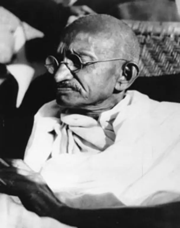 Das-Konzept-des-gewaltlosen-Widerstandes-das-Ghandi-Satyagraha-nennt-wendet-er-im-Kampf-gegen-die-britischen-Kolonialherren-in-Indien-an