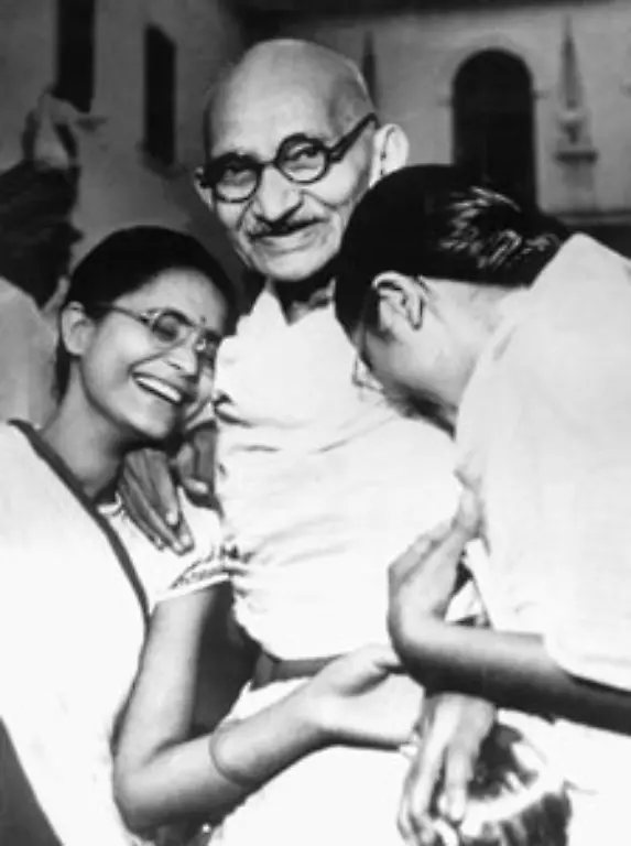 Dort-wird-er-mit-der-Diskriminierung-der-indischen-Minderheit-konfrontiert-und-beginnt-sein-politisches-Engagement-mit-Gewaltlosigkeit-und-zivilem-Ungehorsam