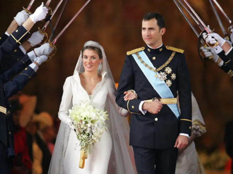 und-die-Fernsehjournalistin-Letizia-Ortiz-gaben-sich-in-der-Kathedrale-von-Madrid-das-Jawort