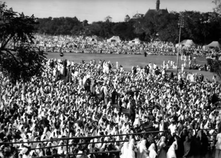 Tausende-kommen-zu-den-Reden-Gandhis