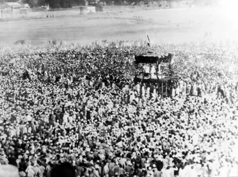 Die-neuen-Ideen-des-politischen-Kampfes-bringen-die-britischen-Besatzer-zur-Verzweiflung-Gandhi-ruft-nicht-zur-Gewalt-auf-sondern-zum-passiven-Widerstand