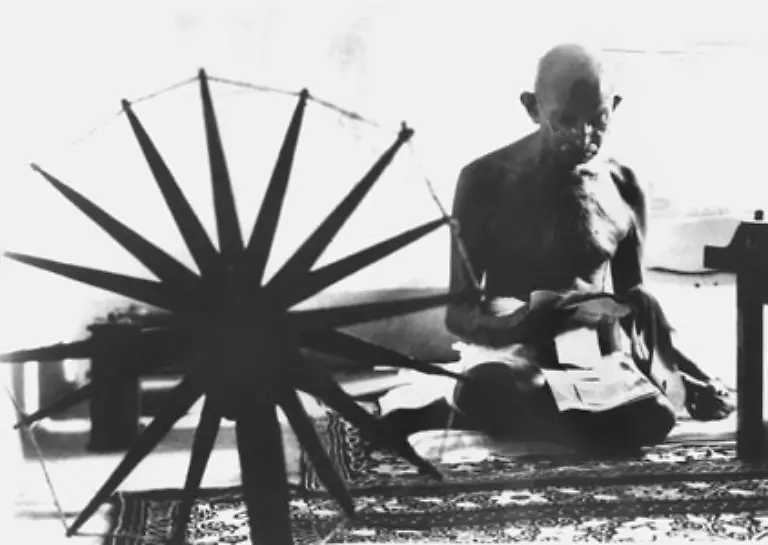 So-fordert-er-die-Inder-auf-wieder-traditionelle-Kleider-zu-tragen-die-sie-selbst-weben-sollen-und-die-englischen-Hemden-und-Hosen-abzulegen-Viele-arme-Inder-koennen-sich-mit-diesen-Webarbeiten-einen-Nebenverdienst-sichern