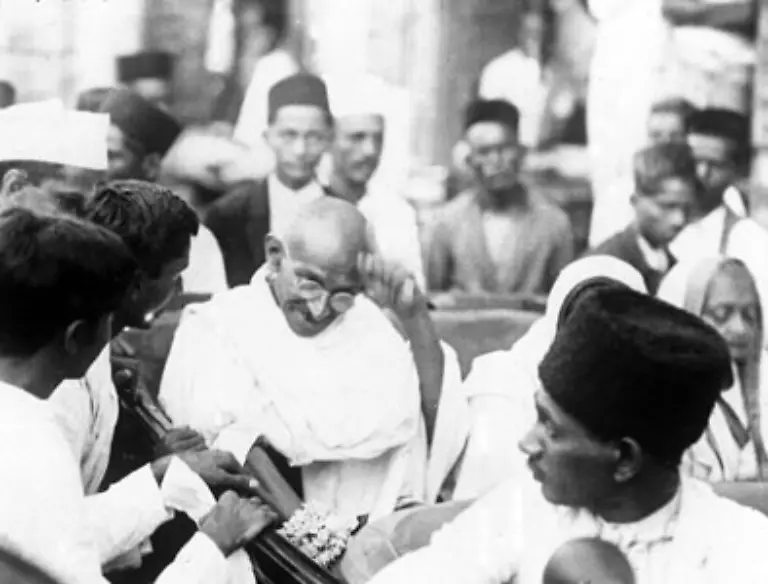 Damit-soll-aber-nicht-nur-die-Textilindustrie-der-Kolonialherren-boykottiert-werden-vor-allem-wird-mit-dem-Bezug-zur-Tradition-das-indische-Selbstbewusstsein-gestaerkt-Das-Spinnrad-wird-zum-Symbol-des-Kampfes-um-Unabhaengigkeit