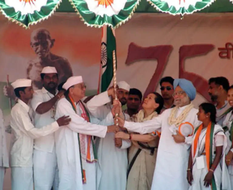 Auch-das-Salzmonopol-der-Kolonialherren-will-Gandhi-brechen-mit-dem-Salzmarsch-im-Jahr-1930-zum-Indischen-Ozean-Dort-soll-das-Salz-direkt-aus-dem-Meer-gewonnen-werden-um-die-hohe-britische-Steuer-zu-umgehen-Hier-eine-Feier-zum-75-Jubilaeum-des-Marsches