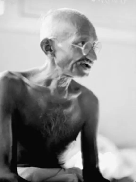 Nach-dem-Marsch-und-der-erneuten-Forderung-nach-dem-sofortigen-Abzug-der-Briten-und-der-Unabhaengigkeit-Indiens-wird-er-mehrfach-inhaftiert