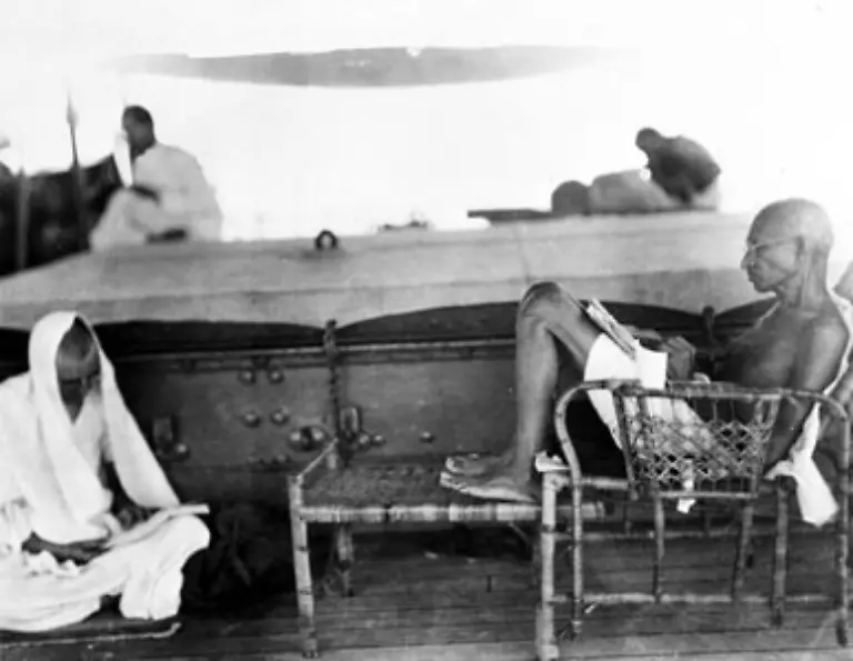 Doch-die-englischen-Besatzer-koennen-ihn-nicht-zum-Schweigen-bringen-also-wollen-sie-mit-ihm-reden-1931-reist-Gandhi-deshalb-mit-dem-Schiff-nach-England