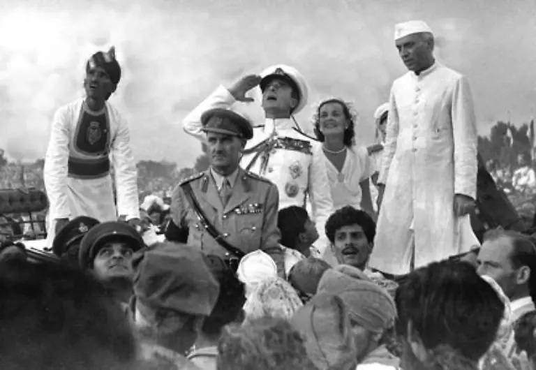 Sein-Lebenstraum-erfuellt-sich-aber-nur-zum-Teil-Zwar-wird-Indien-1947-unabhaengig-aber-Hindus-und-Moslems-bekaempfen-sich-nach-wie-vor-Bild-Der-letzte-Vizekoenig-Indiens-Lord-Mountbatten-m-und-Indiens-erster-Premier-Nehru-r-bei-den-Feierlichkeiten-zur-Unabhaengigkeit