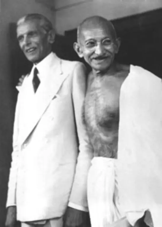 Gandhi-setzt-sich-jedoch-fuer-eine-Verstaendigung-ein-Hier-mit-Muhammad-Ali-Jinnah-der-fuer-einen-eigenen-muslimischen-Staat-eintritt