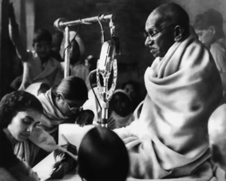 Als-es-zu-blutigen-Auseinandersetzungen-kommt-handelt-er-Gandhi-beginnt-einen-Hungerstreik