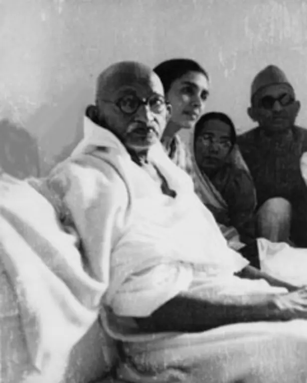 Ganz-Indien-sorgt-sich-um-Bapu-Vater-wie-er-liebevoll-genannt-wird