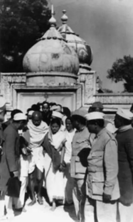 Mit-dem-Eintreten-fuer-eine-muslimisch-hinduistische-Verstaendigung-schafft-sich-Gandhi-aber-auch-andere-Gegner-Radikale-Hindus-wollen-einen-Frieden-verhindern